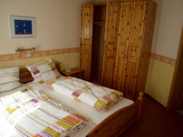 Schlafzimmer der Ferienwohnung Tenne für entspannten Schlaf während Ihres Ostseeurlaubes.